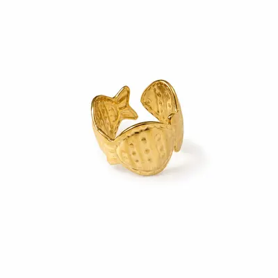 Anillo ovalado con lineas caladas y textura